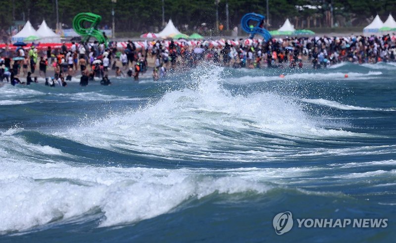 폭염에 부산 해운대 인파 '북적'