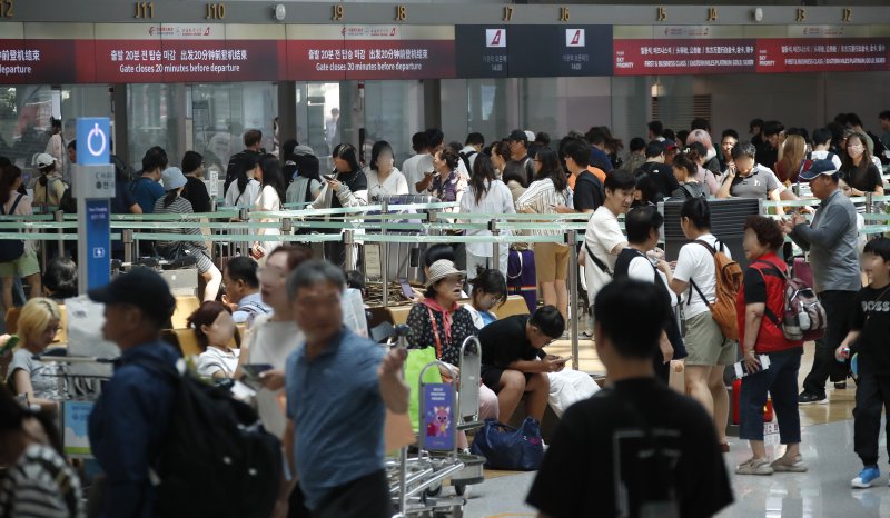 본격적인 여름 휴가철인 1일 인천국제공항 1터미널이 해외여행을 떠나는 여행객들로 북적이고 있다. 2024.8.1 /뉴스1