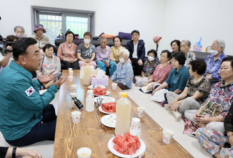 김두겸 울산시장이 1일 울산 신정5동 경로당 방문, 어르신에게 온열 질환 예방을 위해 낮 시간대 외출 자제를 당부하고 있다. 울산시 제공