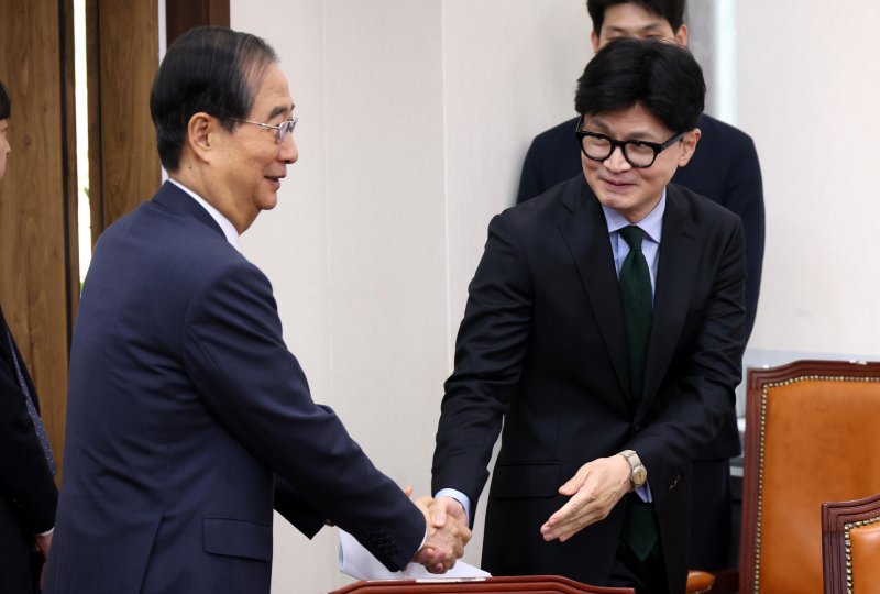 한덕수 국무총리가 8월 1일 오후 서울 여의도 국회를 방문해 한동훈 국민의힘 대표와 악수하고 있다. 사진=뉴시스