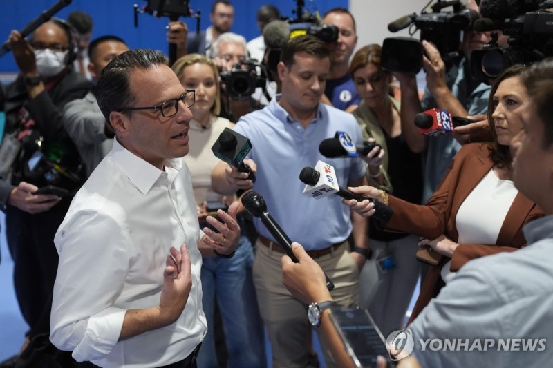 언론 인터뷰를 하고 있는 조시 셔피로 펜실베이니아 주지사 Pennsylvania Gov. Josh Shapiro speaks with members of the media during his visit to Philadelphia Youth Basketball's new Alan Horwitz "Sixth Man" Center in Philadelphia, Tuesday, July 30, 2024. (AP Photo/Matt Rourke) Governor