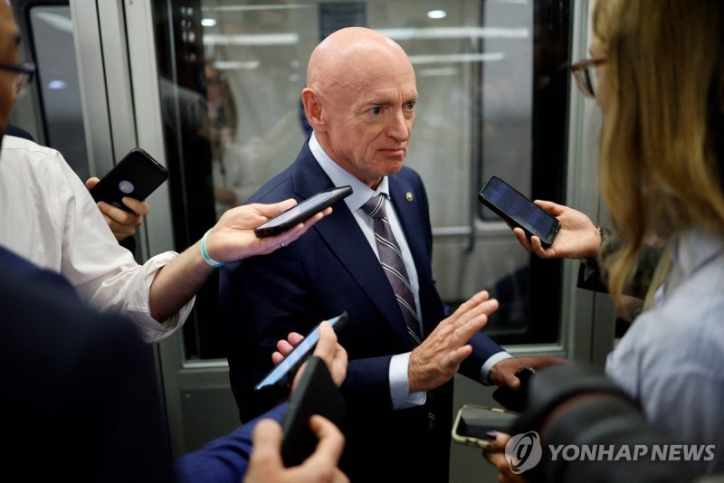 기자들의 질문을 받고 있는 마크 켈리 상원의원 WASHINGTON, DC - JULY 31: U.S. Sen. Mark Kelly (D-AZ) speaks to reporters at the U.S. Capitol on July 31, 2024 in Washington, DC. Kelly spoke to reporters on Republican vice presidential candidate Sen. J.D. Vance's (R-OH) recent comments on women and calling some Democrats 