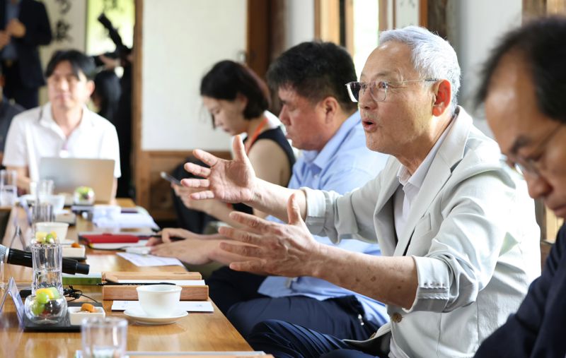 유인촌 문화체육관광부 장관이 1일 '로컬100 보러 로컬로 가요!' 여덟 번째 캠페인으로 충남 홍성을 찾아 홍성군청 뒤편 안회당에서 이용록 홍성군수 등 군 관계자들과 간담회를 하고 있다. 문화체육관광부 제공