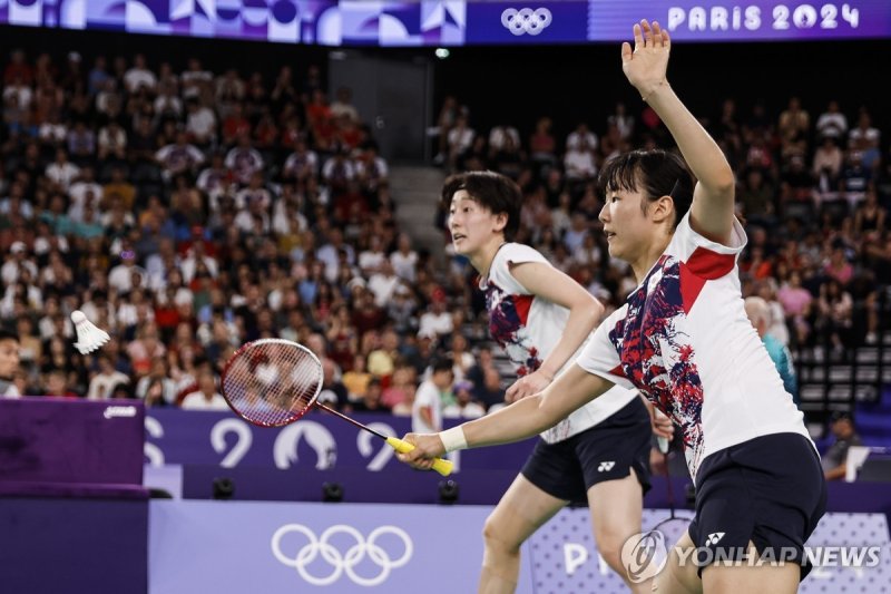이소희(왼쪽)-백하나 epa11514459 Baek Ha Na (R) and Lee So Hee of South Korea in action against Tan Ning and Liu Sheng Shu of China in their Women?s Doubles quarterfinal match of the Badminton competitions in the Paris 2024 Olympic Games, at the La Chapelle Arena in Paris, France, 01 August 2024. EPA/MAST IR