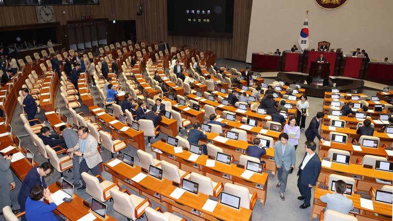 與, 25만원 지급법 필리버스터 국민의힘 박수민 의원이 1일 오후 열린 국회 본회의에서 야당이 단독 의결한 '전국민 25만원 지급법'(민생회복지원금지급 특별조치법) 상정을 반대하는 필리버스터를 시작하자 야당 의원들이 이석하고 있다. 연합뉴스