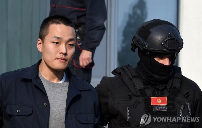 권도형 epa11239143 Police officers escort South Korean crypto mogul Do Kwon (L) to a holding facility for foreigners pending his extradition, in Podgorica, Montenegro, 23 March 2024. Do Kwon, who served four months in prison in Montenegro for forging travel documents, is still wanted in South Korea, Si