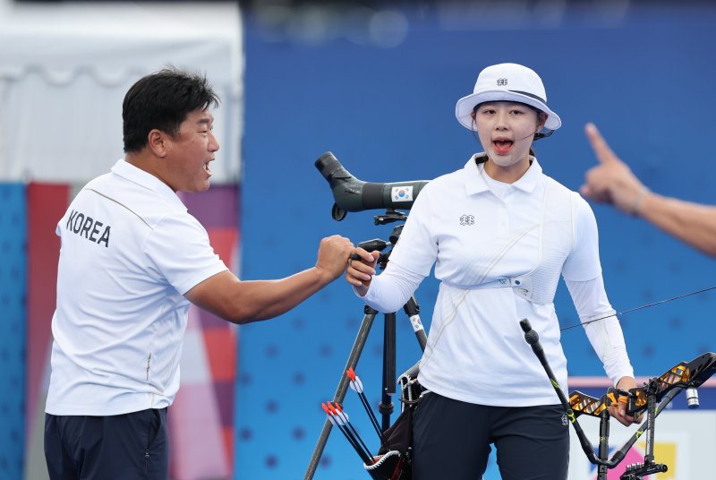 프랑스 파리 레쟁발리드에서 열린 2024 파리올림픽 양궁 여자 개인전 인도네시아의 레자 옥타비아와의 32강 경기에서 임시현이 과녁을 조준하기 앞서 양창훈 감독과 파이팅을 외치고 있다. / 사진 = 연합뉴스