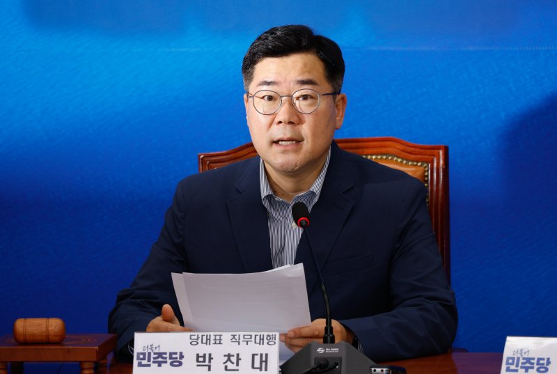 박찬대 더불어민주당 대표 직무대행 겸 원내대표가 2일 오전 서울 여의도 국회에서 열린 최고위원회의에 참석해 모두 발언하고 있다. 사진=뉴스1