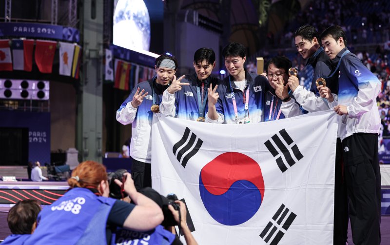 한국 선수단에 6번째 금메달을 안긴 남자 펜싱 사브르 대표팀. 2024.8.1/뉴스1 ⓒ News1 이동해 기자