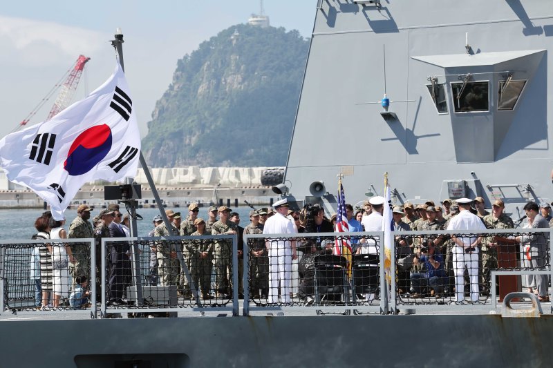 한미동맹 최초로 한국 해군 함정서 주한미군 장병 진급식 열려