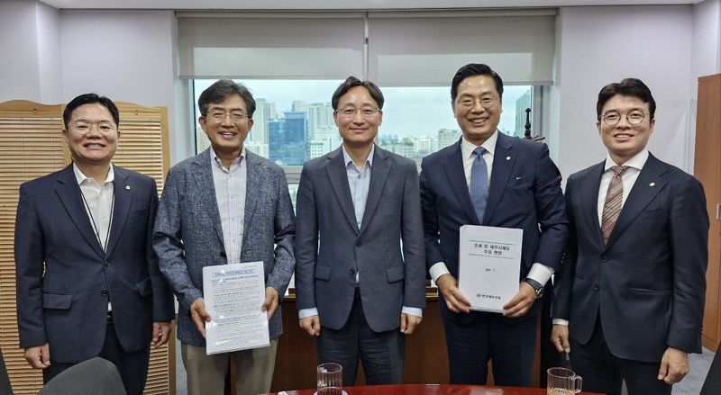 한국세무사회 구재이 회장과 임원들은 지난 7월 31일 국회 기획재정위원회 임광현 의원(가운데)을 찾아 전자신고세액공제 폐지 등 세무사회 현안에 대해 설명한 후 포즈를 취하고 있다. 한국세무사회 제공