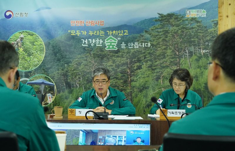 임상섭 산림청장이 2일 오전 정부대전청사 산림청 상황실에서 산림사업장 온열질환 예방 대책 회의를 주재하고 있다. 산림청 제공