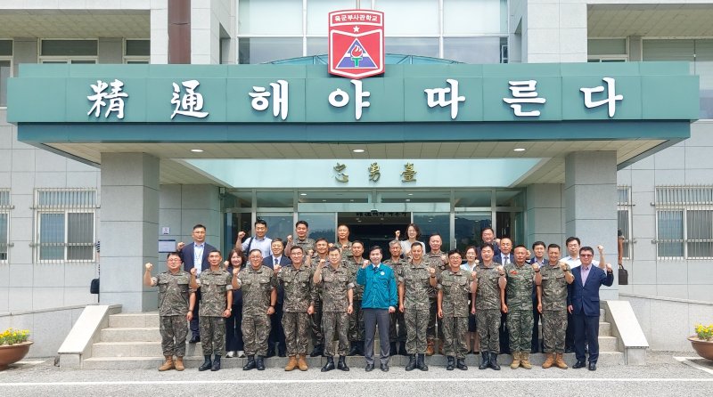 김선호 국방부 차관(왼쪽 여섯 번째)이 2일 전북 익산시 육군부사관학교에서 '부사관 복무여건 개선 및 획득률 향상'을 위한 토의를 마친 후 참석자들과 기념 촬영하고 있다. 사진=국방부 제공