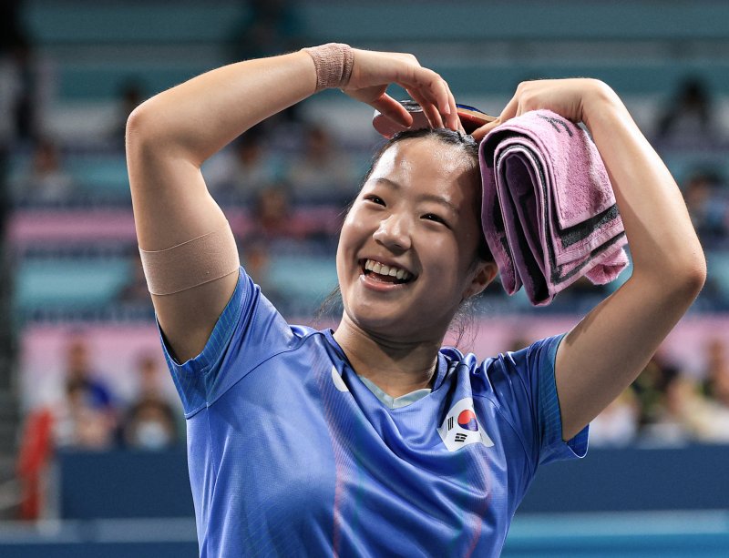 대한민국 탁구 대표팀 신유빈 선수가 지난 1일 '2024 파리올림픽' 탁구 여자 단식 16강 미국의 릴리 장 선수와의 경기에서 승리한 후 하트를 그려보이고 있다. 2024.8.1 /뉴스1