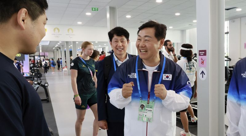 올림픽이 열리고 있는 프랑스 파리를 찾은 김관영 전북특별자치도지사(오른쪽)가 우리나라 선수촌을 방문해 선수들을 격려했다. 전북도 제공