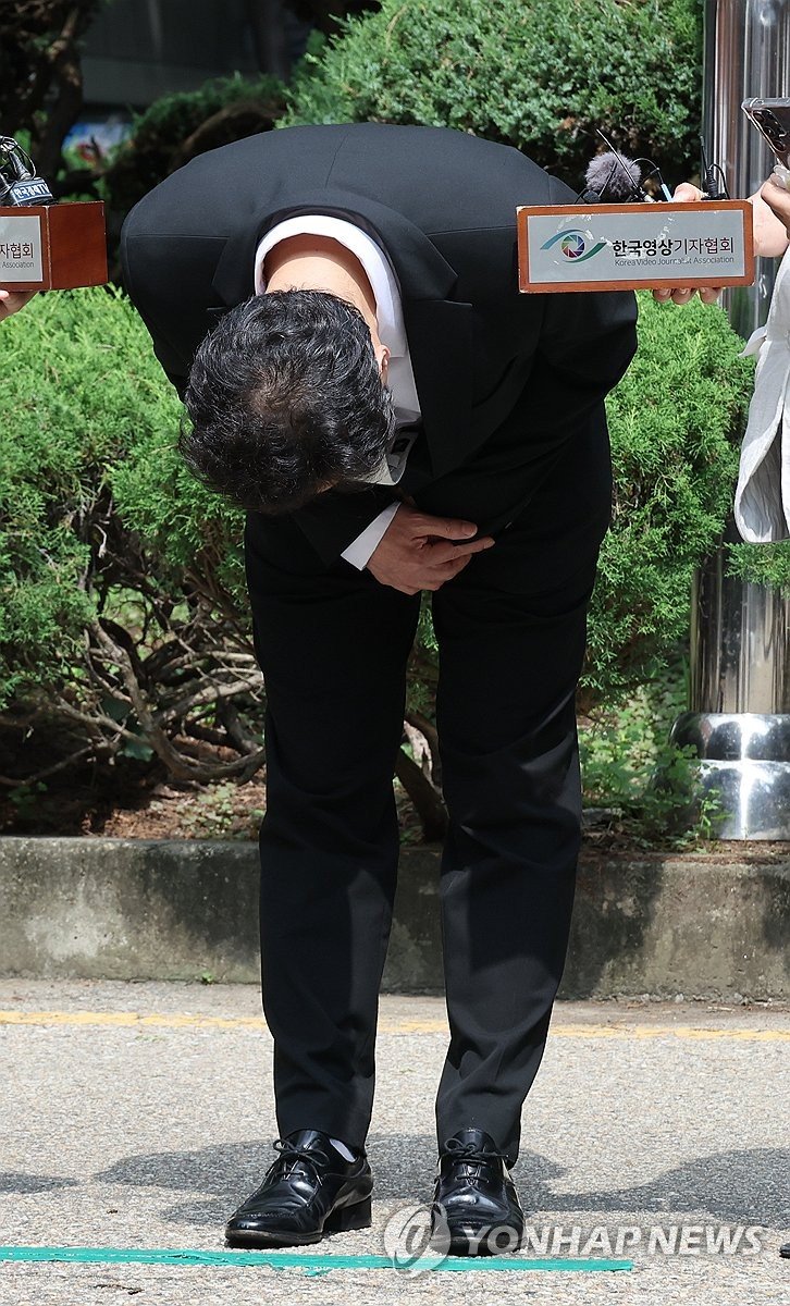 사과하는 티몬 대표 사과하는 티몬 대표 (서울=연합뉴스) 한상균 기자 = 류광진 티몬 대표이사가 2일 서울회생법원에 출석하며 피해자들에게 사과하고 있다. 정산 지연 사태를 일으킨 티몬은 지난 달 31일 기업회생을 신청했다. 2024.8.2 xyz@yna.co.kr (끝)