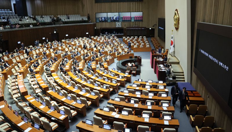 2일 오후 서울 여의도 국회에서 열린 제416회(임시회) 제2차 본회의에서 이진숙 방송통신위원회 위원장 탄핵소추안이 총 투표수 188인 중 가결 186표, 부결 1표, 기권 1표로 통과되고 있다. /사진=뉴시스화상