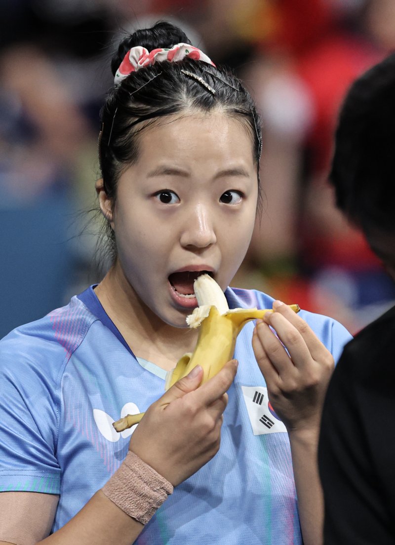 대한민국 탁구 대표팀 신유빈 선수가 지난 2일 오후(한국시간) 프랑스 파리 사우스 파리 아레나 4에서 열린 '2024 파리올림픽' 탁구 여자 단식 준결승 중국 첸멍 선수와의 경기에 앞서 바나나를 먹고 있다. 뉴스1