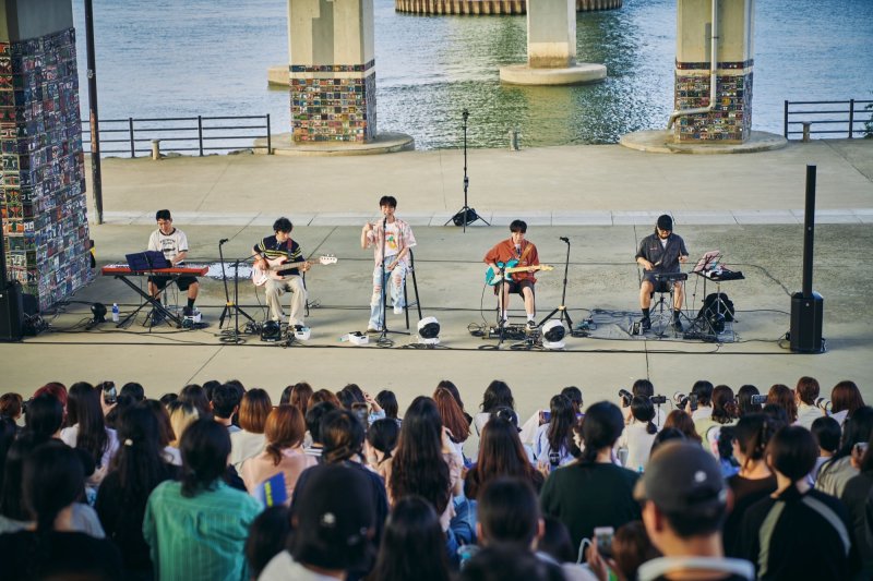 [서울=뉴시스] 여의도 한강공원에서 깜짝 버스킹을 진행한 소란. (사진=엠피엠지 뮤직(MPMG MUSIC) 제공) 2024.08.02. photo@newsis.com *재판매 및 DB 금지