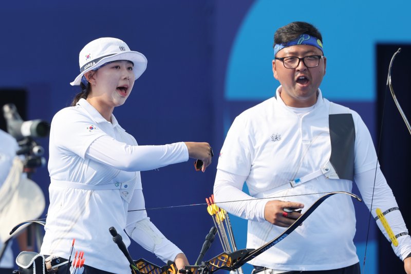 김우진-임시현 '파이팅!' (파리=연합뉴스) 임화영 기자 = 2일(현지시간) 프랑스 파리 레쟁발리드에서 열린 2024 파리올림픽 양궁 혼성 단체전 대만과의 16강 슛오프를 시작하기 앞서 한국 김우진과 임시현이 파이팅을 외치고 있다. 2024.8.2 hwayoung7@yna.co.kr (끝)