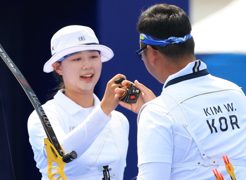 대한민국 양궁 대표팀 김우진, 임시현 선수가 2일 오후(한국시간) 프랑스 파리 앵발리드에서 진행된 파리올림픽 양궁 혼성 단체 8강 이탈리아의 키아라 레발리아티, 마우로 네스폴리 조와의 경기에서 주먹을 부딪히고 있다. 2024.8.2/뉴스1 ⓒ News1 박정호 기자 /사진=뉴스1