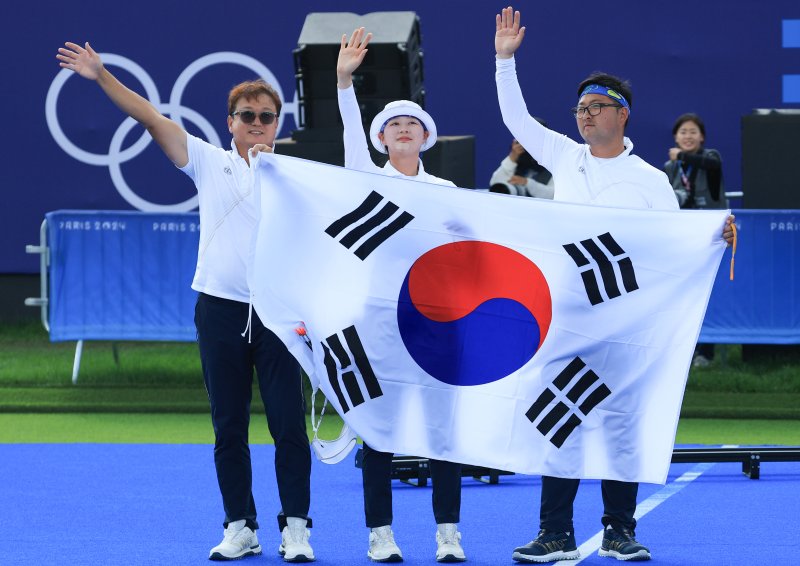 “양궁의 신 등극” 김우진‧임시현, 혼성 단체 금메달 … 올림픽 2관왕 등극 겹경사