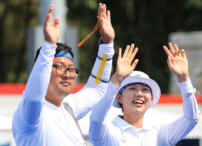 대한민국 양궁 대표팀 김우진, 임시현이 2일 오후(한국시간) 프랑스 파리 앵발리드에서 진행된 파리올림픽 양궁 혼성 단체 4강 인도의 안키타 바캇, 다이라즈 봄마데바라 조와의 경기를 승리한 후 기뻐하고 있다. 2024.8.2/뉴스1 ⓒ News1 박정호 기자 /사진=뉴스1