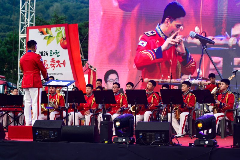 RM, 화천토마토축제 떴다…빨간 군악대 의상에 색소폰 [N이슈]