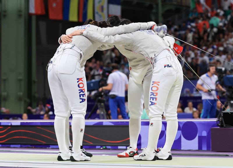 (파리(프랑스)=뉴스1) 박정호 기자 = 대한민국 펜싱 대표팀 윤지수, 전하영, 최세빈, 전은혜 선수가 3일 오후(한국시간) 프랑스 파리 그랑 팔레에서 2024 파리올림픽 여자 사브르 단체 8강 경기에 앞서 서로 격려하고 있다.<div id='ad_body3' class='mbad_bottom' ></div> 2024.8.3/뉴스1 /사진=뉴스1화상