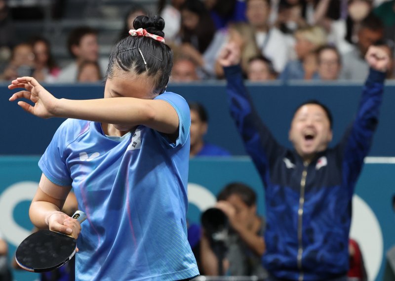 (파리(프랑스)=뉴스1) 이동해 기자 = 대한민국 탁구 대표팀 신유빈이 3일(한국시간) 프랑스 파리 사우스 파리 아레나 4에서 열린 '2024 파리올림픽' 탁구 여자 단식 동메달 결정전 일본 히나 하야타와의 경기에서 실점한 후 아쉬워 하고 있다. 2024.8.3/뉴스1 /사진=뉴스1화상