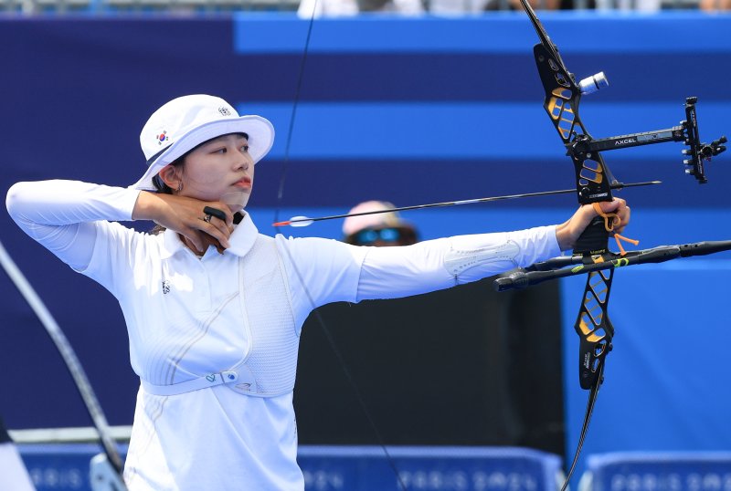 (파리(프랑스)=뉴스1) 박정호 기자 = 대한민국 양궁 대표팀 임시현 선수가 3일 오후(한국시간) 프랑스 파리 앵발리드에서 진행된 양궁 여자 개인 4강전 대한민국 정훈영과의 경기에서 활시위를 당기고 있다. 2024.8.3/뉴스1 /사진=뉴스1화상