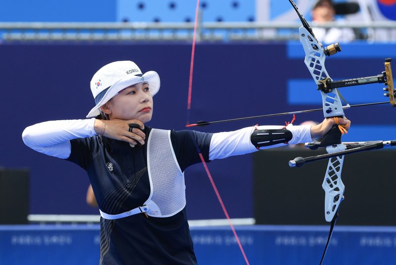 (파리(프랑스)=뉴스1) 박정호 기자 = 대한민국 양궁 대표팀 전훈영 선수가 3일 오후(한국시간) 프랑스 파리 앵발리드에서 진행된 양궁 여자 개인 4강전 대한민국 임시현과의 경기에서 활시위를 당기고 있다. 2024.8.3/뉴스1 /사진=뉴스1화상