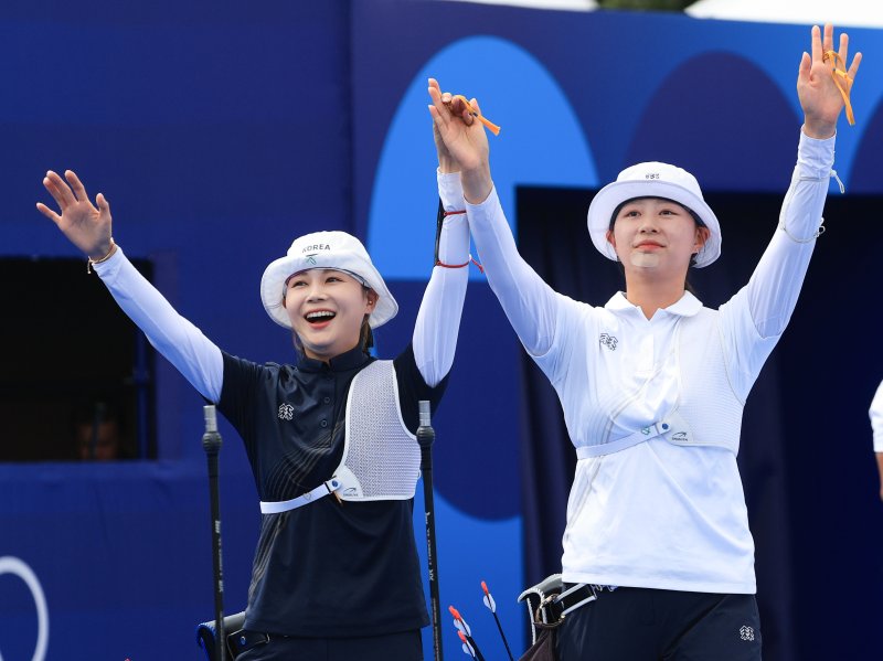 (파리(프랑스)=뉴스1) 박정호 기자 = 대한민국 양궁 대표팀 임시현 선수가 3일 오후(한국시간) 프랑스 파리 앵발리드에서 진행된 양궁 여자 개인 4강전 대한민국 전훈영과의 경기에서 승리한 후 인사하고 있다. 2024.8.3/뉴스1 /사진=뉴스1화상