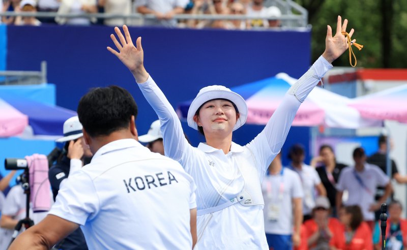 대한민국 양궁 대표팀 임시현 선수이 3일 오후(한국시간) 프랑스 파리 앵발리드에서 진행된 양궁 여자 개인 금메달 결정전 대한민국 남수현과의 경기에서 금메달을 따낸 후 인사하고 있다. / 사진 = 뉴스1