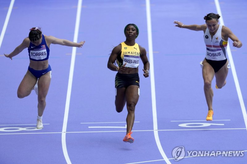 프레이저-프라이스 Shelly-Ann Fraser-Pryce, of Jamaica, runs ins a wins a women's 100-meter heat at the 2024 Summer Olympics, Friday, Aug. 2, 2024, in Saint-Denis, France. (AP Photo/Martin Meissner)