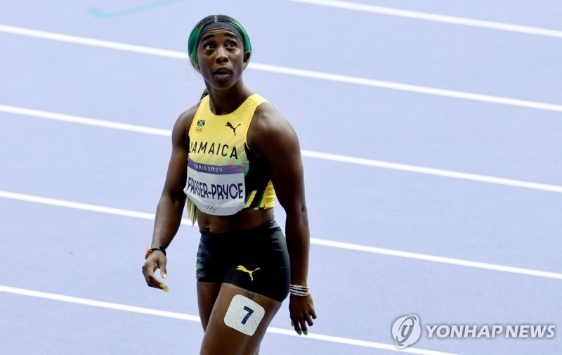 프레이저-프라이스 epa11518363 Shelly-Ann Fraser-Pryce of Jamaica looks at the score after competing in heat 8 of the Women 100m Round 1 heats in the Athletics competitions in the Paris 2024 Olympic Games, at the Stade de France stadium in Saint Denis, France, 02 August 2024. EPA/RONALD WITTEK