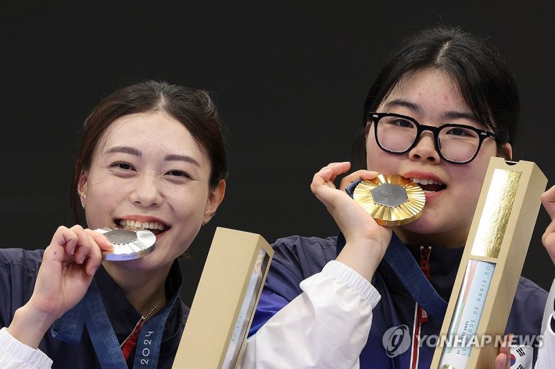 2024 파리올림픽 사격 공기권총 10m 여자 결선에서 금·은메달을 차지한 오예진(오른쪽)과 김예지가 시상대에서 웃음을 짓고 있다. / 사진=연합뉴스