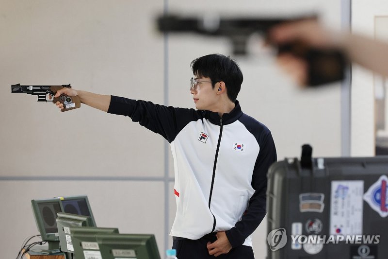 '속사권총 간판' 송종호의 장전 (진천=연합뉴스) 임화영 기자 = 27일 오후 충북 진천선수촌에서 열린 2024 파리 올림픽 사격 국가대표 미디어데이 행사에서 속사권총에 출전하는 송종호가 훈련을 하고 있다. 2024.5.27 hwayoung7@yna.co.kr (끝)