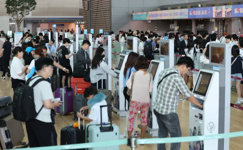 4일 오전 인천국제공항 2여객터미널이 출국하려는 여행객들로 북적이고 있다. /사진=뉴스1화상