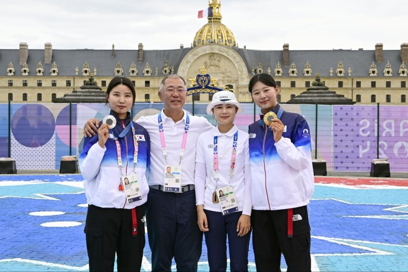 정의선 현대차그룹 회장이 3일(현지시간) 프랑스 파리 레쟁발리드에서 열린 2024 파리 올림픽 양궁 여자 개인전 시상식 후 남수현(왼쪽), 전훈영(가운데), 임시현(오른쪽)과 기념 촬영을 하고 있다. / 사진 = 뉴시스