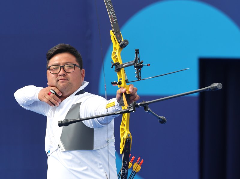 김우진, 신중한 조준 (파리=연합뉴스) 임화영 기자 = 4일(현지시간) 프랑스 파리 레쟁발리드에서 열린 2024 파리올림픽 양궁 남자 개인전 브라질의 마르쿠스 달메이다와의 16강에서 한국 김우진이 활시위를 놓고 있다. 2024.8.4 hwayoung7@yna.co.kr (끝)