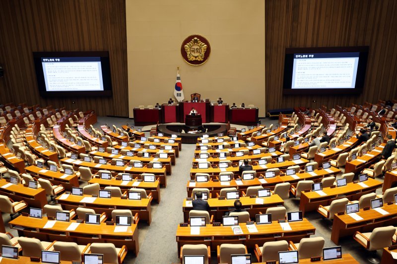 임이자 국민의힘 의원이 지난 2일 오후 서울 여의도 국회에서 열린 제416회(임시회) 제2차 본회의에서 노동조합 및 노동관계조정법 일부개정법률안(노란봉투법)에 대한 필리버스터(무제한토론)를 하고 있다.사진=뉴시스