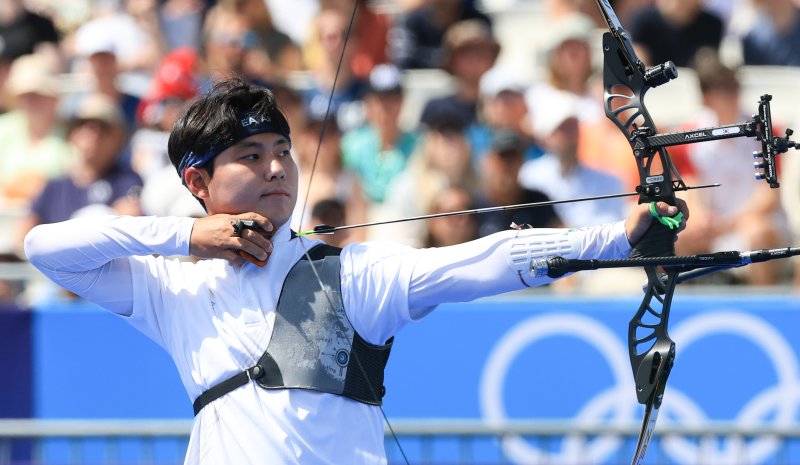 대한민국 남자 양궁 대표팀 이우석 선수가 4일 오후(한국시간) 프랑스 파리 앵발리드에서 열린 2024 파리올림픽 남자 양궁 개인전 8강 이탈리아의 마우로 네스폴리 선수와의 경기에서 활 시위를 당기고 있다. 뉴스1