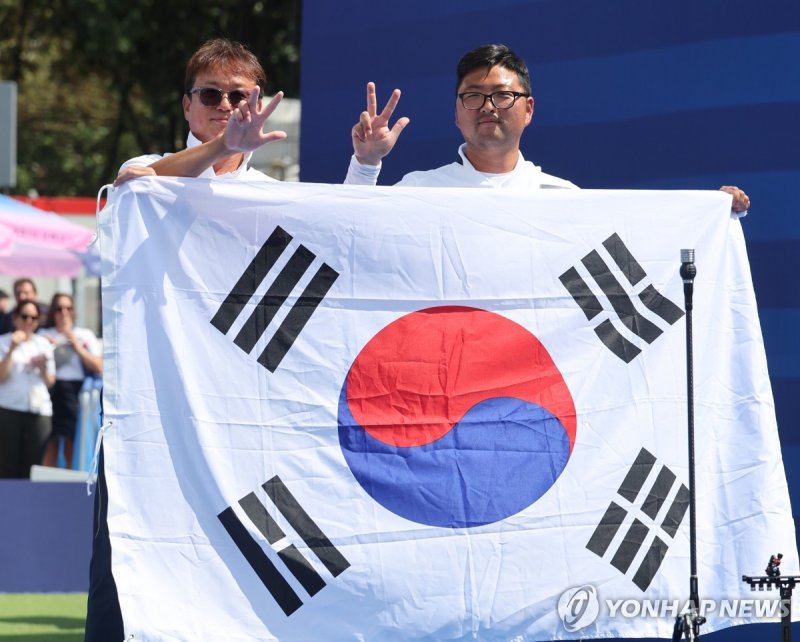 김우진, 3관왕 달성 김우진, 3관왕 달성 (파리=연합뉴스) 임화영 기자 = 4일(현지시간) 프랑스 파리 레쟁발리드에서 열린 2024 파리올림픽 양궁 남자 개인전 결승전에서 승리해 금메달을 차지한 한국 김우진이 기뻐하고 있다. 2024.8.4 hwayoung7@yna.co.kr (끝)