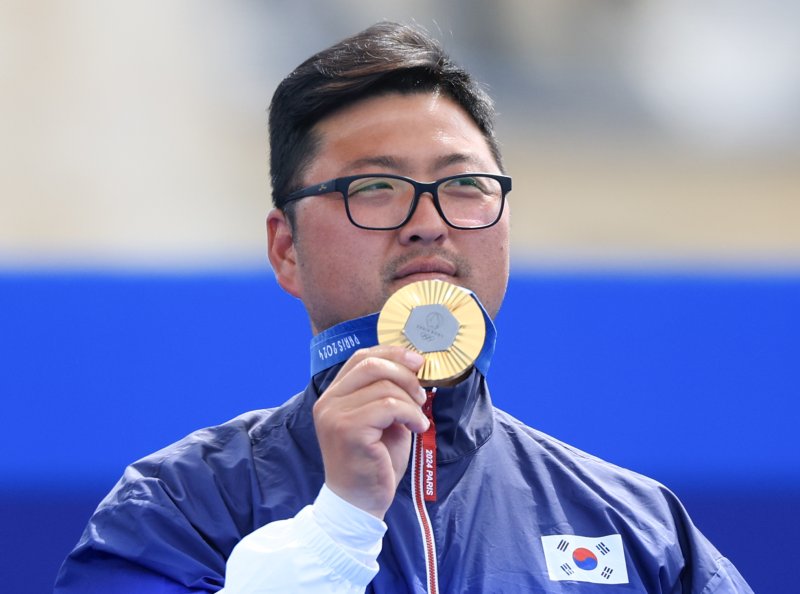 대한민국 남자 양궁 대표팀 김우진 선수가 4일 오후(한국시간) 프랑스 파리 앵발리드에서 2024 파리올림픽 남자 양궁 개인전 시상식에서 메달을 들어보이고 있다. /사진=뉴스1