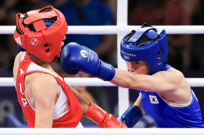 대한민국 복싱 대표팀 임애지 선수가 4일 오후(한국시간) 프랑스 파리 노스 파리 아레나에서 진행된 복싱 여자 54kg급 준결승에서 튀르키예의 해티스 아크바스 선수와 치열한 승부를 펼치고 있다. 2024.8.4/뉴스1 ⓒ News1 박정호 기자