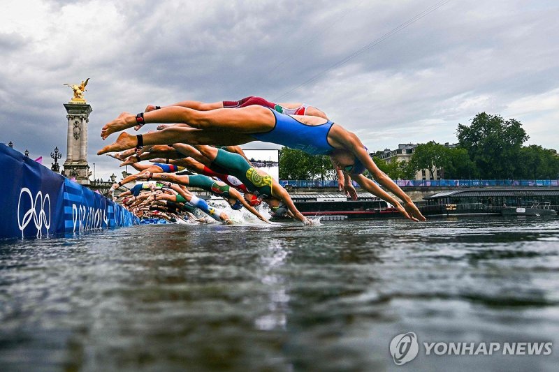 센강에 뛰어들고 있는 트라이애슬론 선수들 / 사진 = 연합뉴스