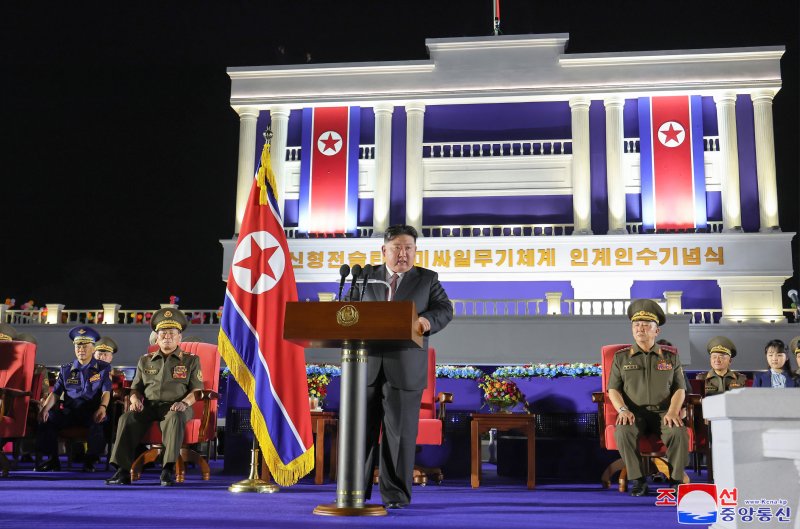 김정은 북한 국무위원장이 딸 주애와 함께 지난 4일 신형 전술탄도미사일무기체계 인계인수 기념식에 참석해 연설을 했다고 조선중앙통신이 5일 보도했다. 통신은 김 위원장이 250대의 신형전술탄도미사일발사대를 국경 제1선부대에 인도하는 연설 내용도 전했다. 사진=조선중앙통신 캡처