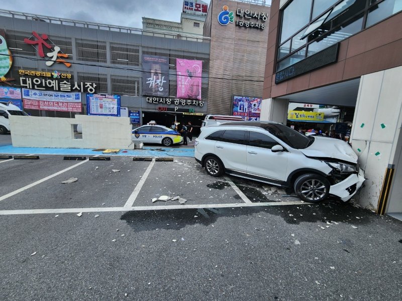 지난달 26일 오후 12시 5분쯤 광주 동구 대인동 대인시장 주차장에서 A씨(73)가 몰던 SUV가 주차장 벽면으로 돌진하는 사고가 발생했다. A씨는 급발진을 주장 하고 있다. (독자제공)2024.7.26/뉴스1