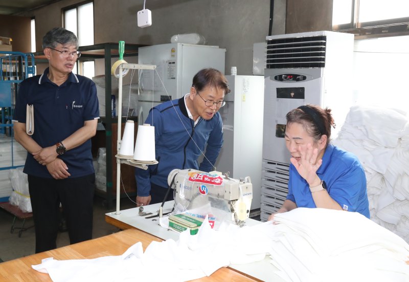 이정식 고용노동부 장관이 5일 오전 대전 대덕구 한미타올을 방문해 사업장 운영 현황을 점검하며 근로자들과 대화하고 있다. 이번 현장방문은 2025년 최저임금 결정 고시를 계기로 현장의 애로와 건의사항을 경청하고 제도개선 방향을 모색하기 위해 마련됐다. <뉴스1>